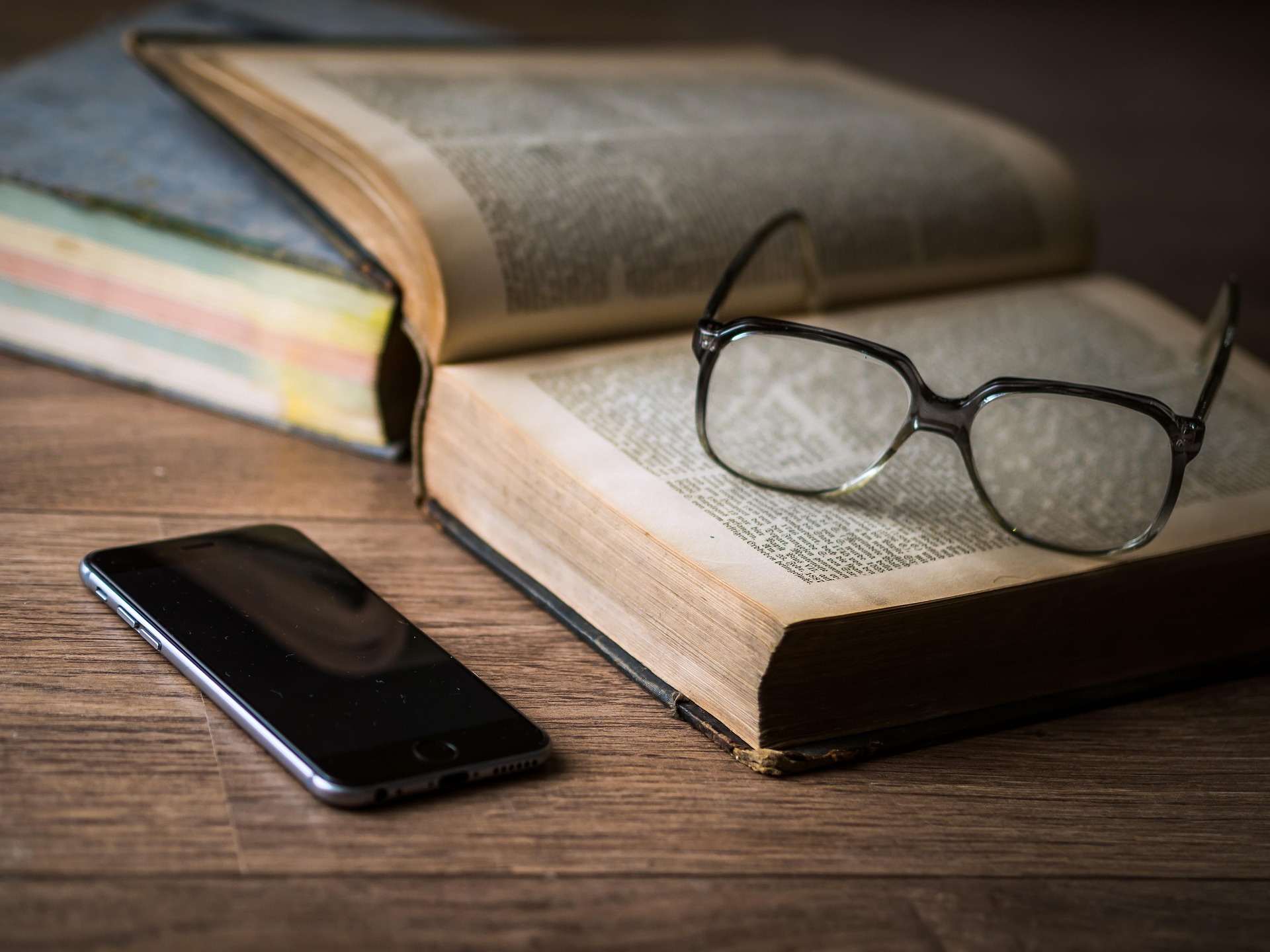 Zdjęcie ilustracyjne - książka, okulary, telefon